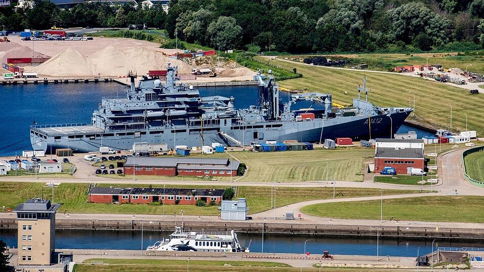 Der Stützpunkt Heppenser Groden in Wilhelmshaven ist der größte der Marine. (Archivbild) Der Stützpunkt Heppenser Groden in Wilhelmshaven ist der größte der Marine. (Archivbild)