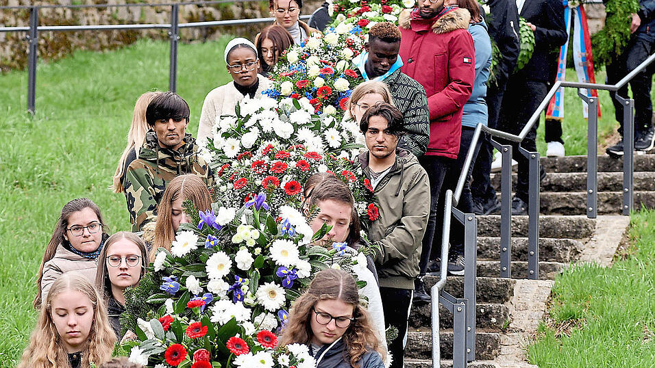 Gemeinsam stellen sie sich gegen das Vergessen. Die KZ-Gedenkstätte Flossenbürg ist ein Ort, der immer wieder neue Formen der Erinnerungsarbeit sucht und anbietet. Gemeinsam stellen sie sich gegen das Vergessen. Die KZ-Gedenkstätte Flossenbürg ist ein Ort, der immer wieder neue Formen der Erinnerungsarbeit sucht und anbietet.