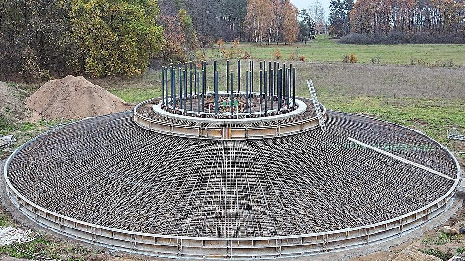 So sieht das Stahlgeflecht für ein Fundament einer neuen Windenergieanlage (Luftaufnahme mit einer Drohne) aus. Auch in Rötz sind vier Standorte von Windkraftanlagen geplant. Das führt im Stadtrat zu Diskussionen.