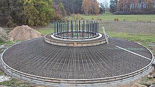 So sieht das Stahlgeflecht für ein Fundament einer neuen Windenergieanlage (Luftaufnahme mit einer Drohne) aus. Auch in Rötz sind vier Standorte von Windkraftanlagen geplant. Das führt im Stadtrat zu Diskussionen.