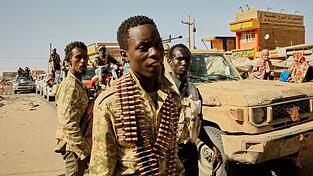 Die sudanesische Armee kämpft seit 2023 gegen die RSF-Miliz, doch diese kontrolliert mittlerweile etwa das halbe besiedelte Gebiet des Sudans. (Archivbild) Die sudanesische Armee kämpft seit 2023 gegen die RSF-Miliz, doch diese kontrolliert mittlerweile etwa das halbe besiedelte Gebiet des Sudans. (Archivbild)