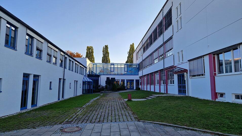 Vor allem das Gymnasium Landau (r.) mit seiner Turnhalle (l.) soll vom Anschluss an das Wärmenetz profitieren. Vor allem das Gymnasium Landau (r.) mit seiner Turnhalle (l.) soll vom Anschluss an das Wärmenetz profitieren.