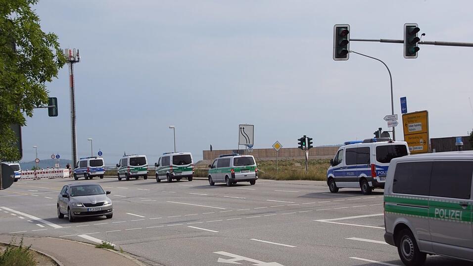 Am Sonntagmorgen fanden an der A3 bei Neutraubling Grabungsarbeiten nach einer möglichen Fliegerbombe statt. Am Sonntagmorgen fanden an der A3 bei Neutraubling Grabungsarbeiten nach einer möglichen Fliegerbombe statt.