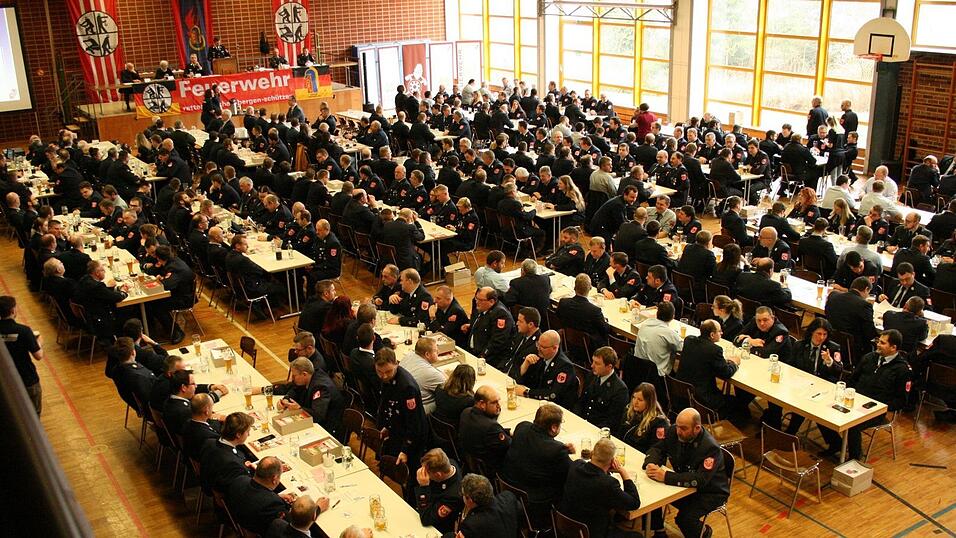 400 Feuerwehrführungskräfte aus dem Landkreis Regen, davon 234 stimmberechtigt, nahmen an der Tagung in Teisnach teil.
