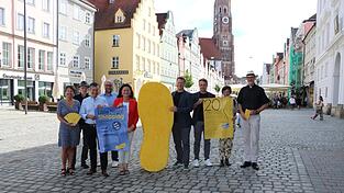 Laden zum Landshuter Kunstwochenende ein (von links): Ursula Weger, Peter Litvai, Franz Schneider, Konrad Krukowski, Jutta Widmann, Michael Bragulla, Benedikt Schramm, Ursula Bolck-Jopp und Stiftpropst Franz Joseph Baur