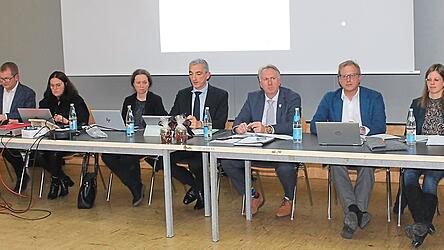 Die Spitze des Landkreises mit K&auml;mmerer Hans Hutter (v. l.), Elke Richter (Vorzimmer des Landrats), Iris Gehard (Gesch&auml;ftsleitung des Landkreises Regen), Landrat Dr. Ronny Raith, stv. Landrat Helmut Plenk und die beiden Juristen des Landratsamtes Alexander Kraus und Silvia Moser