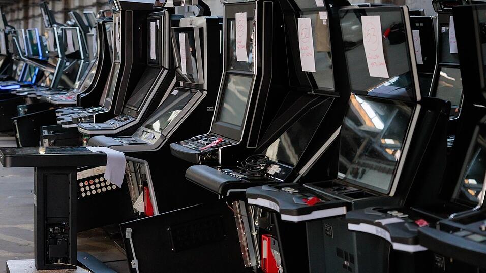 Beschlagnahmte illegale Glücksspielautomaten in einer Halle der Polizei in Berlin. Beschlagnahmte illegale Glücksspielautomaten in einer Halle der Polizei in Berlin.