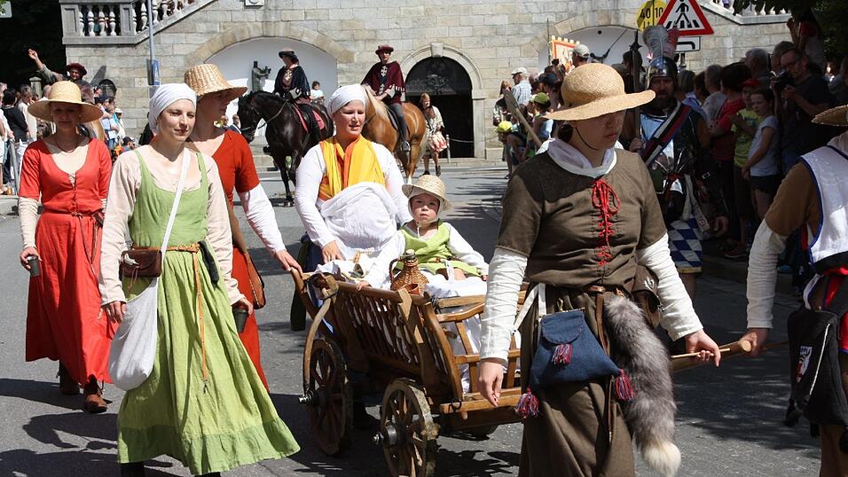 Die schönsten Augenblicke des historischen Drachenstich-Festzuges 2016. Die schönsten Augenblicke des historischen Drachenstich-Festzuges 2016.