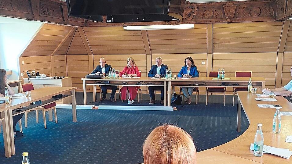 Die Schulamtsdirektoren Sebastian Hutzenthaler (v.l.) und Sylvia Blank, Landrat Peter Dreier und dritte B&uuml;rgermeisterin und MdL, Jutta Widmann in der Runde mit den neuen Schulleitern aus Stadt und Landkreis.