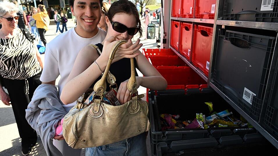Schoko-Eier gegen Papp-Ostereier gab es bei der Aktion im Olympiapark. Schoko-Eier gegen Papp-Ostereier gab es bei der Aktion im Olympiapark.