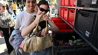 Schoko-Eier gegen Papp-Ostereier gab es bei der Aktion im Olympiapark. Schoko-Eier gegen Papp-Ostereier gab es bei der Aktion im Olympiapark.