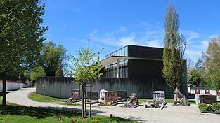 Das Trauerhaus auf dem Vilsbiburger Friedhof. Der Eingang zu den Sanit&auml;ranlagen liegt am Fu&szlig;e einer Treppe, die hinter der Mauer seitlich am Trauerhaus nach unten f&uuml;hrt.