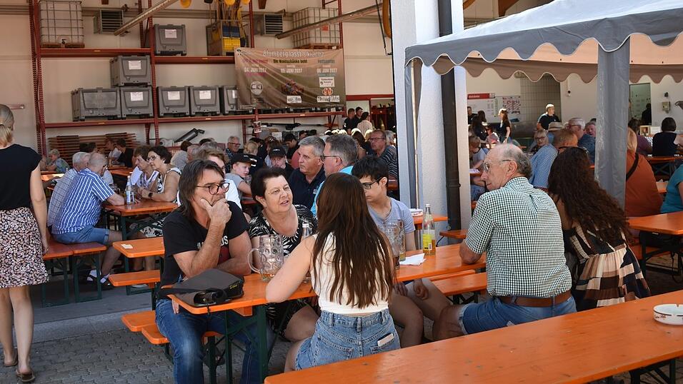 Trotz der großen Hitze war das Hallenfest wieder gut besucht. Trotz der großen Hitze war das Hallenfest wieder gut besucht.
