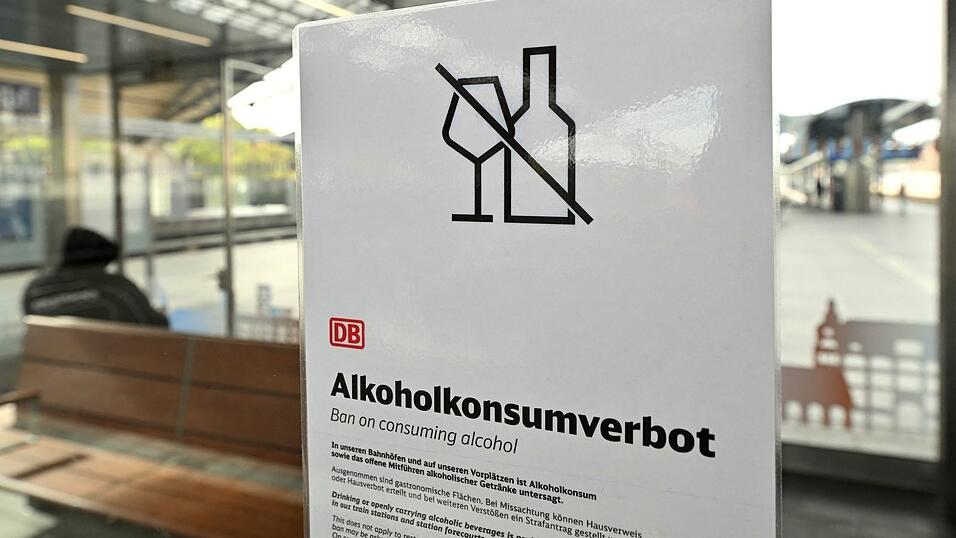 Seit dem 15. Oktober darf bundesweit an allen Bahnhöfen der Deutschen Bahn kein Alkohol mehr getrunken werden (Archivbild vom 15.10.). Seit dem 15. Oktober darf bundesweit an allen Bahnhöfen der Deutschen Bahn kein Alkohol mehr getrunken werden (Archivbild vom 15.10.).