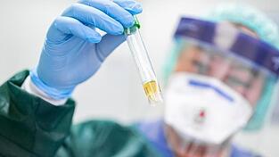 Die Berliner Charité hat am Dienstag eine eigene Untersuchungsstelle für mögliche Coronavirus-Infektionen eröffnet, vor der Menschen schnell Schlange standen.