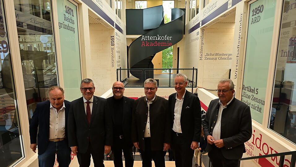 Zahlreiche Gäste aus Politik und Wirtschaft kamen zum Festakt in die Attenkofer-Akademie. Zahlreiche Gäste aus Politik und Wirtschaft kamen zum Festakt in die Attenkofer-Akademie.