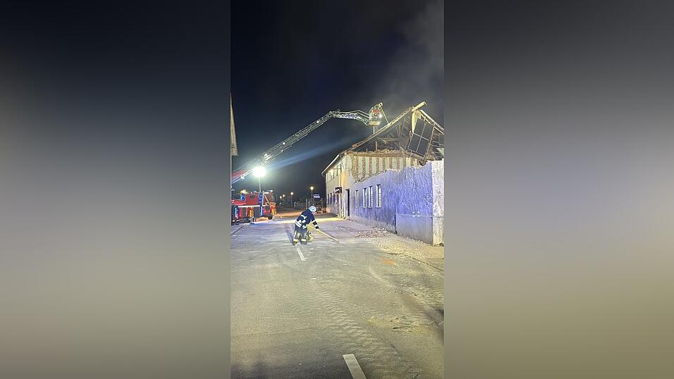 Mitten in der Nacht ist ein Haus in Geisenhausen (Kreis Landshut) in sich zusammengestürzt – vor den Augen der Feuerwehr. Mitten in der Nacht ist ein Haus in Geisenhausen (Kreis Landshut) in sich zusammengestürzt – vor den Augen der Feuerwehr.