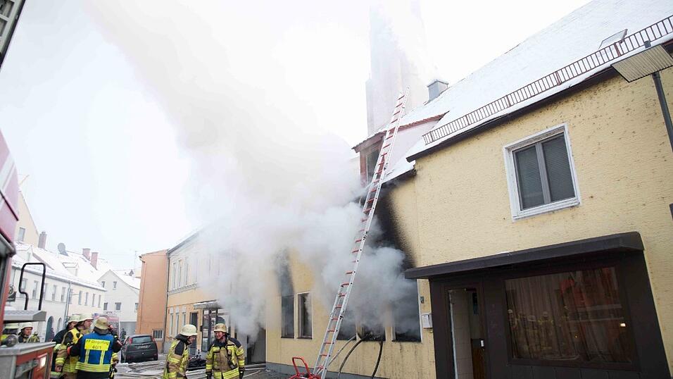 Inmitten dieses brennenden Hauses in der Griesgasse in Dingolfing entdeckte die Feuerwehr die Leiche.