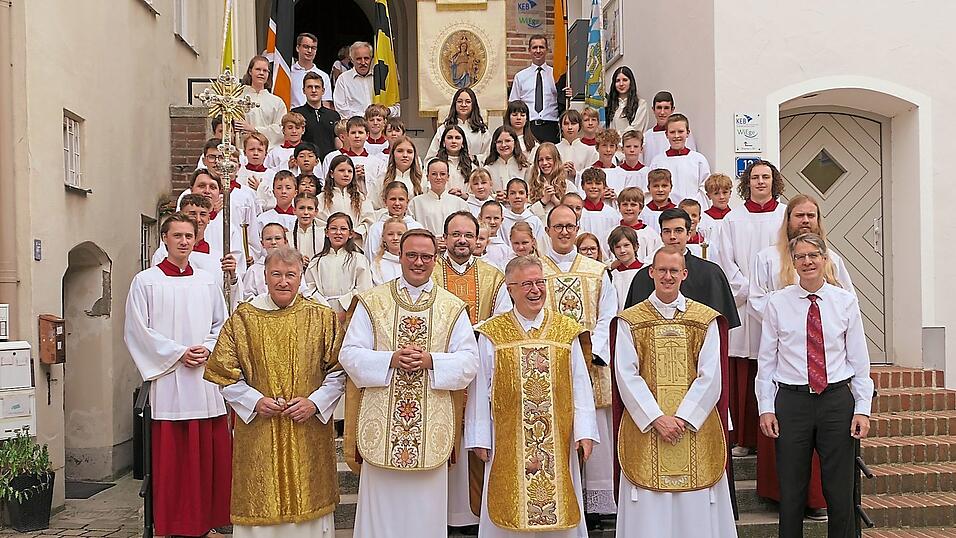Gruppenbild auf der Treppe nach der Verabschiedung.