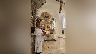 Sein Stativ für die Liveübertragung seiner Gottesdienste baut Pater Simeon in Neukirchen links vorne neben dem Altar auf.