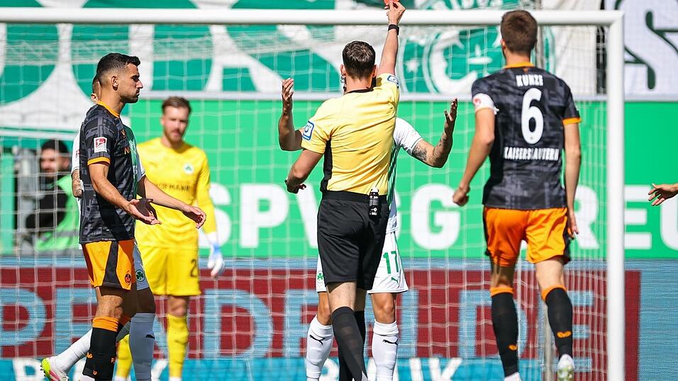 Schiedsrichter Richard Hempel zeigt Fürths Noah König die Rote Karte.