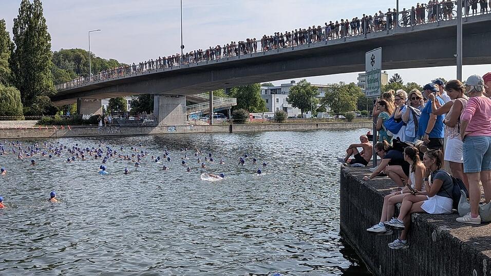 Für den Start sammelten sich die Teilnehmerinnen und Teilnehmer unter der Oberpfalzbrücke. In verschiedenen Startgruppen wurden sie auf die Triathlon-Strecke geschickt. Für den Start sammelten sich die Teilnehmerinnen und Teilnehmer unter der Oberpfalzbrücke. In verschiedenen Startgruppen wurden sie auf die Triathlon-Strecke geschickt.