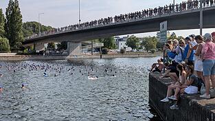 F&uuml;r den Start sammelten sich die Teilnehmerinnen und Teilnehmer unter der Oberpfalzbr&uuml;cke. In verschiedenen Startgruppen wurden sie auf die Triathlon-Strecke geschickt.