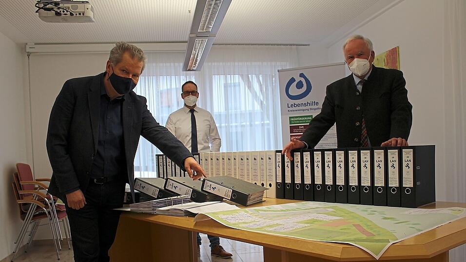 Architekt Volker Heid (links), Vorsitzender der Lebenshilfe Kreisvereinigung, Udo Egleder (rechts), und Gesch&auml;ftsf&uuml;hrer der Lebenshilfe- Kreisvereinigung, Bernhard Willeitner, stellen die Pl&auml;ne vor.