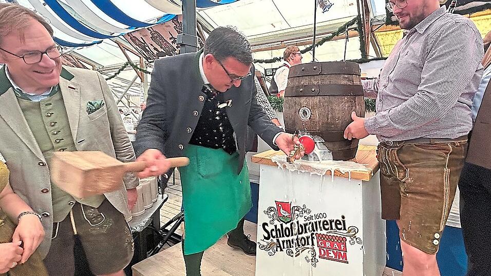 Vier Schläge brauchte der Bürgermeister in diesem Jahr bis o'zapft war.
