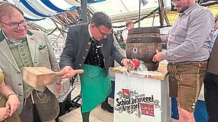 Vier Schläge brauchte der Bürgermeister in diesem Jahr bis o'zapft war.
