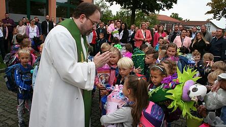 Für die Schulanfänger gab es den christlichen Segen von Pfarrer Jürgen Eckl.