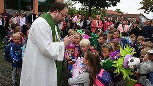 Für die Schulanfänger gab es den christlichen Segen von Pfarrer Jürgen Eckl.