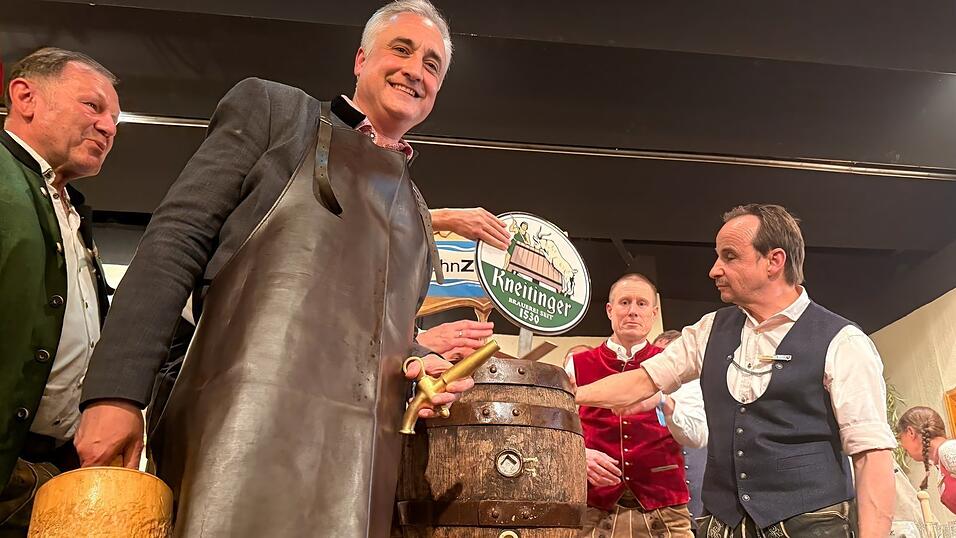 Oberb&uuml;rgermeister Thomas Burger vor dem gro&szlig;en Schlag.