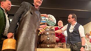 Oberb&uuml;rgermeister Thomas Burger vor dem gro&szlig;en Schlag.