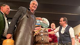 Oberb&uuml;rgermeister Thomas Burger vor dem gro&szlig;en Schlag.