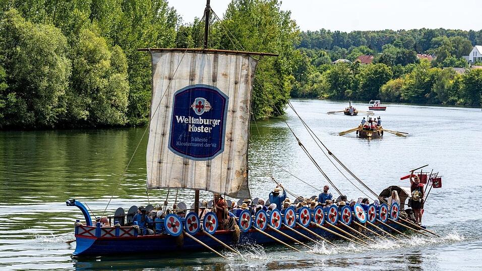 Drei nachgebaute r&ouml;mische Galeeren sind auf der Donau unterwegs.