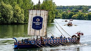 Drei nachgebaute r&ouml;mische Galeeren sind auf der Donau unterwegs.