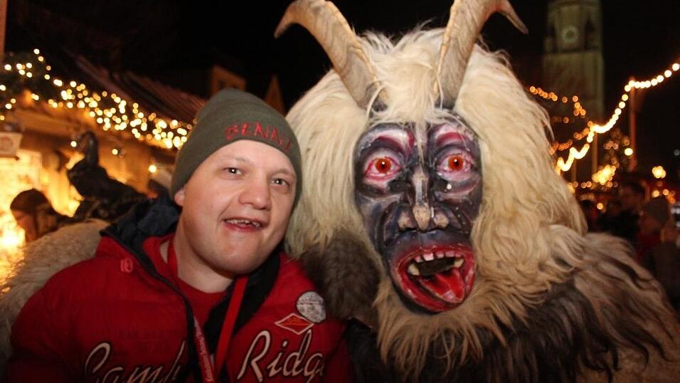 Die Perchtengruppe 'Frisinger Fratz'n' trat am Mittwochabend auf dem Landshuter Christkindlmarkt auf. Die Perchtengruppe 'Frisinger Fratz'n' trat am Mittwochabend auf dem Landshuter Christkindlmarkt auf.