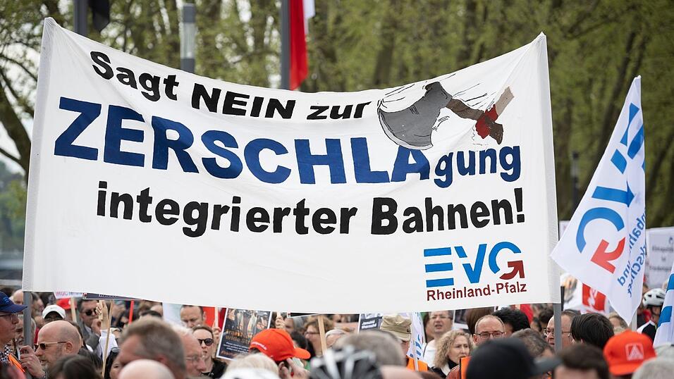 Die EVG k&auml;mpft seit Jahren gegen eine m&ouml;gliche Aufspaltung der Bahn. (Archivbild)