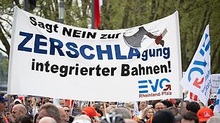 Die EVG k&auml;mpft seit Jahren gegen eine m&ouml;gliche Aufspaltung der Bahn. (Archivbild)