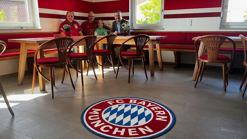 Die Alte Post im August 2025. Erich Zitzelsberger (v. l.), Erwin Meyer, Luis und Matthias Wallner freuen sich über den neuen Treffpunkt.