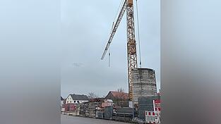 Das Familien- und Bildungszentrum in Langquaid wird erweitert, in dem Neubau entstehen Räumlichkeiten für Kinder und Senioren. Das Familien- und Bildungszentrum in Langquaid wird erweitert, in dem Neubau entstehen Räumlichkeiten für Kinder und Senioren.