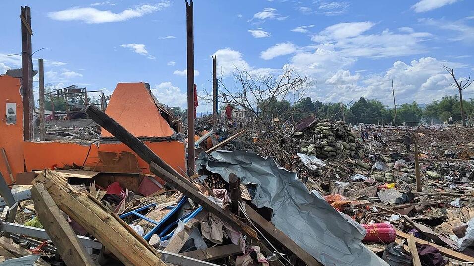 Anwohnern zufolge wurden bei der Explosion auch zahlreiche Wohnh&auml;user in der Umgebung besch&auml;digt.