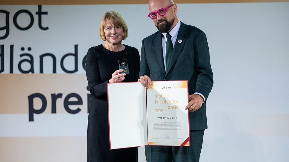 Juryvorsitzende Elke Büdenbender überreicht den Margot Friedländer Preis 2026 an den Münchner Hochschullehrer Guy Katz. Juryvorsitzende Elke Büdenbender überreicht den Margot Friedländer Preis 2026 an den Münchner Hochschullehrer Guy Katz.