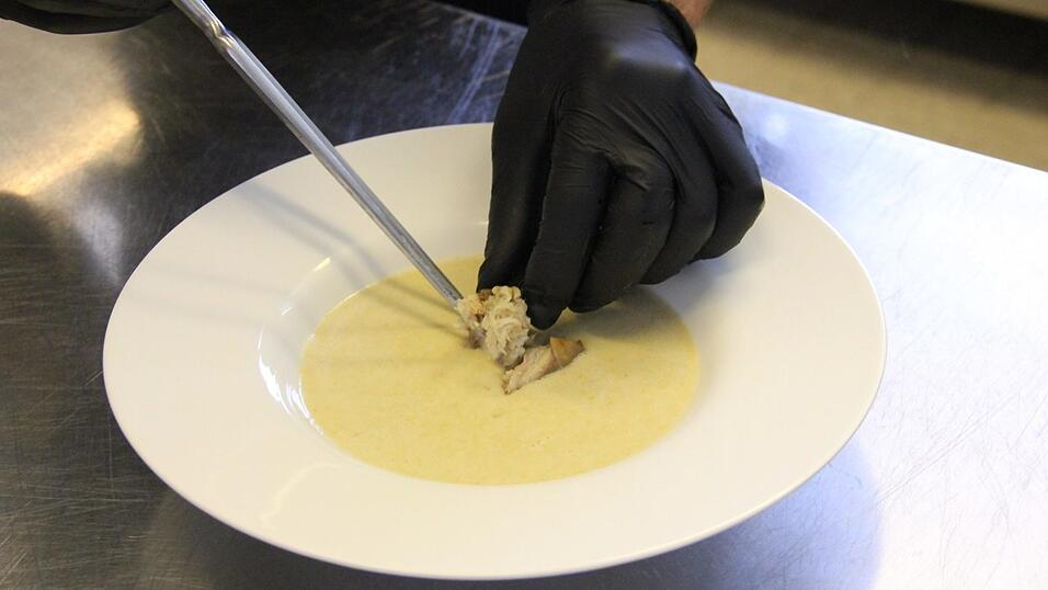 Daniel Siegl vom Siegls in Furth im Wald kocht Rahmsüppchen vom Räucherfisch.