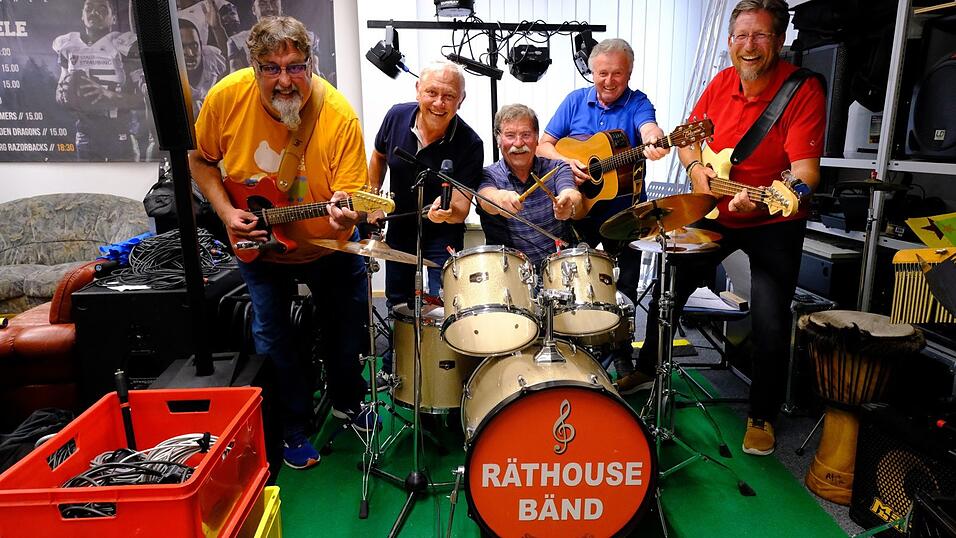 Die 'Rät-House-Bänd' will weiter rocken, auch oder weil sie noch nie im Museumsinnenhof spielen durfte. Bernd Vogel, Dr. Albert Solleder, Hans Lohmeier, Max Spanner und Ulrich Schultes (v.l.) spielen für den guten Zweck.
