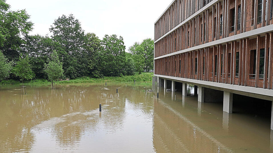 Zum ersten Mal ist der Parkplatz unter dem Gebäude 'Nachhaltige Chemie' des TUM-Campus Straubing am Montagvormittag von einem Donauhochwasser geflutet worden. Wenn die Sicherungssysteme funktionieren wie geplant, verursacht das Wasser keinen Schaden am Gebäude. Zum ersten Mal ist der Parkplatz unter dem Gebäude 'Nachhaltige Chemie' des TUM-Campus Straubing am Montagvormittag von einem Donauhochwasser geflutet worden. Wenn die Sicherungssysteme funktionieren wie geplant, verursacht das Wasser keinen Schaden am Gebäude.