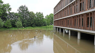 Zum ersten Mal ist der Parkplatz unter dem Gebäude 'Nachhaltige Chemie' des TUM-Campus Straubing am Montagvormittag von einem Donauhochwasser geflutet worden. Wenn die Sicherungssysteme funktionieren wie geplant, verursacht das Wasser keinen Schaden am Gebäude.