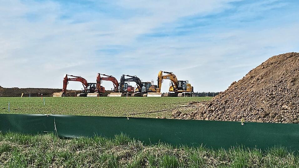 Die Oberfl&auml;che der landwirtschaftlichen Felder wird abgetragen und gelagert, um sp&auml;ter wieder auf der Fl&auml;che aufgebracht zu werden.