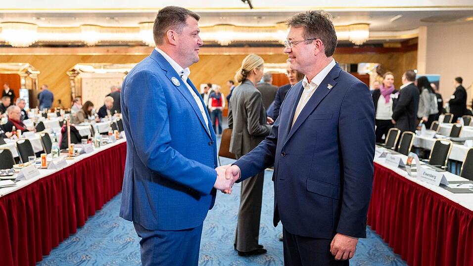 In der ersten Runde im Februar in Hannover begr&uuml;&szlig;ten sich die Verhandlungsf&uuml;hrer Oliver Heinrich (IG BCE, links) und Matthias B&uuml;rk (BAVC).